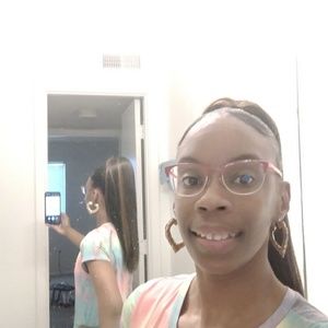 Meet your Posher, Dominique